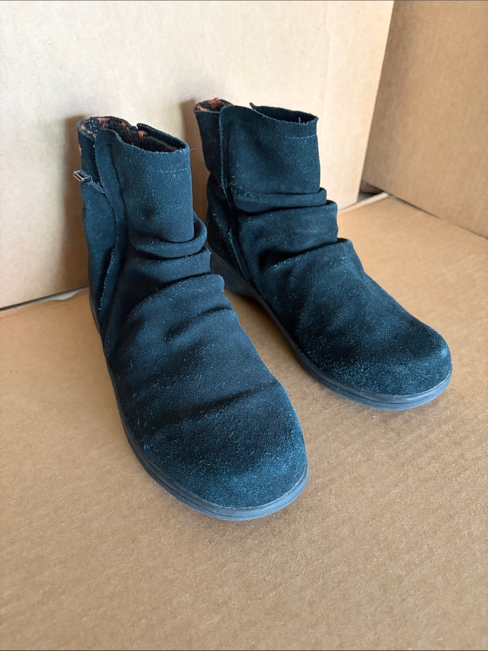 Khombu ruched black suede ankle boot waterproof memory foam sz 9